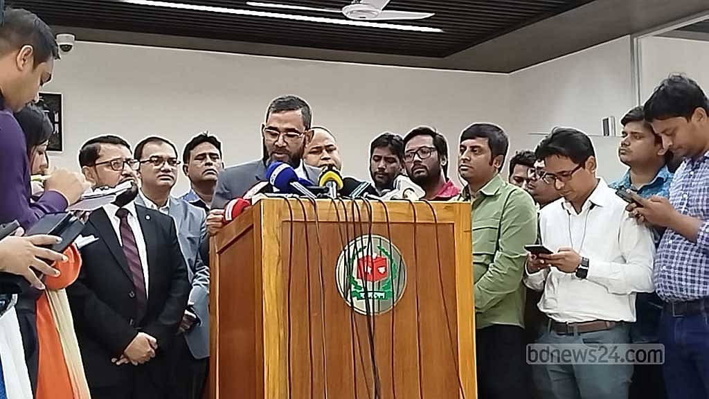 ইসির প্রথম কমিশন সভা শেষে সাংবাদিকদের সঙ্গে কথা বলছেন নির্বাচন কমিশনার আবুল ফজল মো. সানাউল্লাহ।