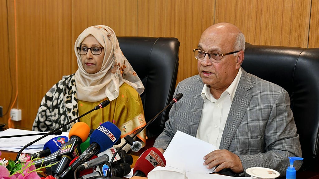 মুক্তিযুদ্ধ বিষয়ক মন্ত্রণালয়ে সংবাদ সম্মেলনে উপদেষ্টা ফারুক ই আজম।