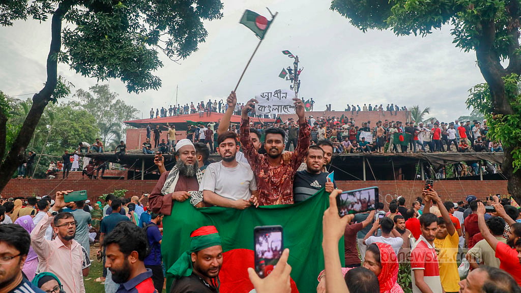 ৫ অগাস্ট ২০২৪: প্রধানমন্ত্রীর সরকারি বাসভবন গণভবনে ঢুকে পড়ে হাজারো মানুষ। উল্লাসের মধ্যে চলে লুটপাটও। ভেতরের বিভিন্ন স্থাপনা ভাংচুর করা হয়। ছবি: মোস্তাফিজুর রহমান