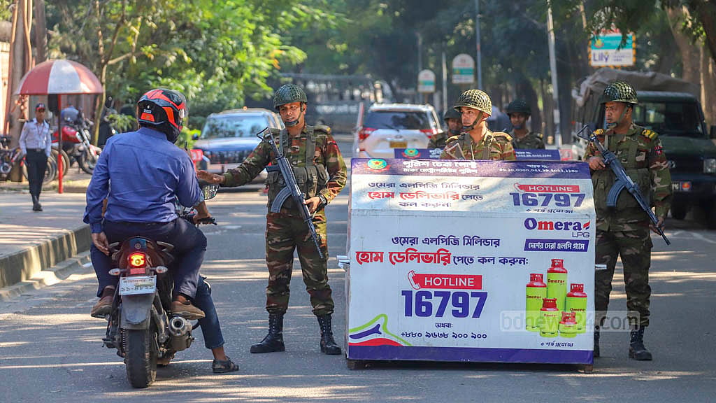 ৩ ডিসেম্বর ২০২৪: আগের দিন আগরতলায় বাংলাদেশের সহকারী হাই কমিশনে হামলার ঘটনায় ঢাকার বারিধারায় ভারতীয় দূতাবাসের সামনে নিরাপত্তা ব্যবস্থা জোরদার করা হয়। ছবি: আব্দুল্লাহ আল মমীন