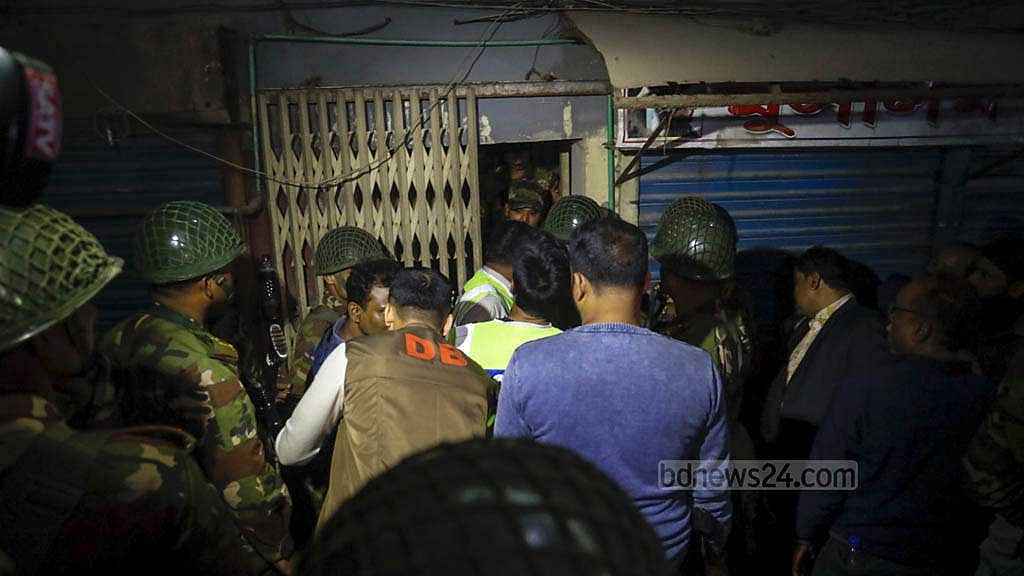 ‘ডাকাত দল’ আত্মসমর্পণে রাজি হওয়ার পর এই ফটক দিয়ে বের হয়ে আসে। 
