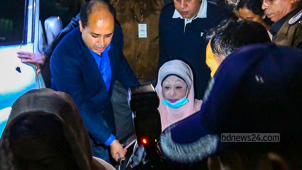 ১১ জানুয়ারি ২০২৪: ঢাকার এভারকেয়ার হাসপাতালে পাঁচ মাস চিকিৎসা নেওয়ার পর গুলশানের বাসা ‘ফিরোজা’য় ফেরেন বিএনপি চেয়ারপারসন খালেদা জিয়া।