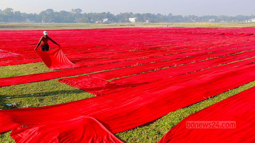 A worker can dye and dry 2,000 to 2,500 yards of Salu cloth in a day.