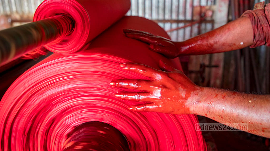 Workers in Salu factories handle chemical dyes without using protective equipment.