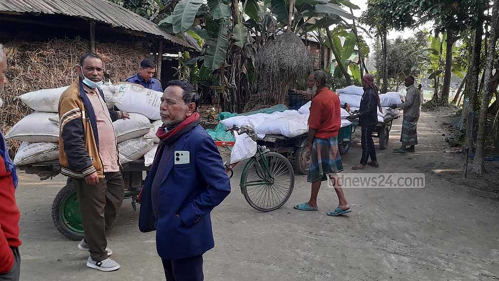 লালমনিরহাটে বাড়তি দামে বিক্রির জন্য একটি বাড়িতে মজুদ করে রাখা ৩৩১ বস্তা সার জব্দ করেছে প্রশাসন। 