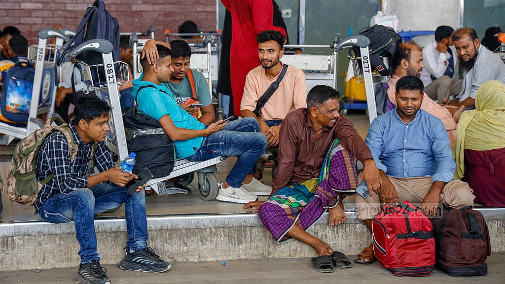 ৩১ মে ২০২৪: কাজ নিয়ে মালয়েশিয়া যাওয়ার শেষদিনে শাহজালাল আন্তর্জাতিক বিমান বন্দরে জড়ো হন কয়েকশ শ্রমিক। টিকেট মিললে তবেই উড়াল, শেষ পর্যন্ত অনেককে ফিরতে হয় বেদনা হয়ে। ছবি: মাহমুদ জামান অভি