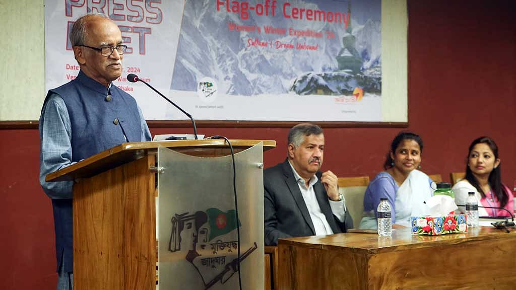 সংবাদ সম্মেলনে মফিদুল হক।