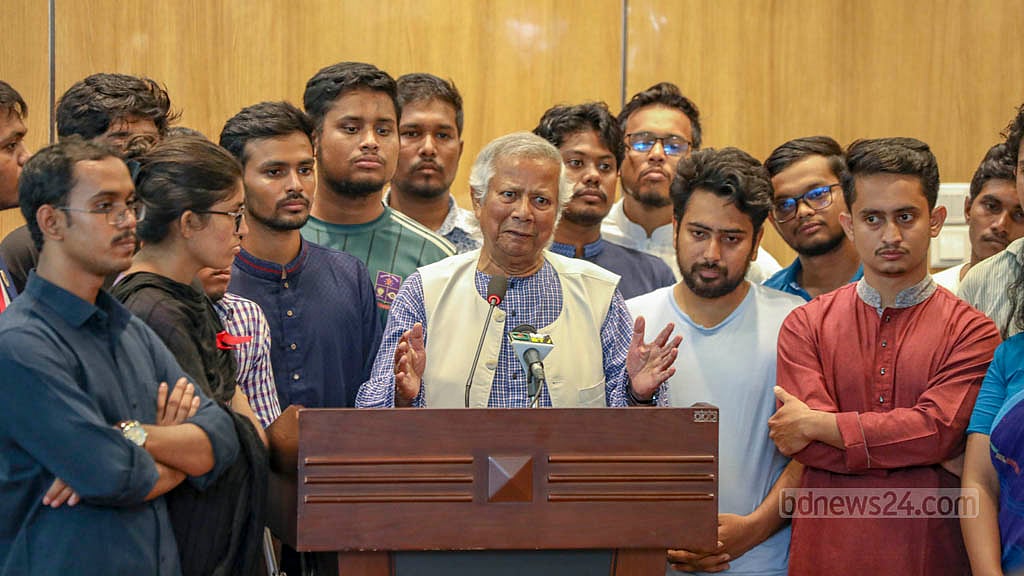 আওয়ামী লীগের সরকারপতনের পর দেশের হাল ধরতে ৮ অগাস্ট দেশে ফেরে মুহাম্মদ ইউনূস। বৈষম্যবিরোধী ছাত্র আন্দোলনের নেতাদের সঙ্গে নিয়ে তিনি বিমানবন্দরে সাংবাদিকদের মুখোমুখি হন।