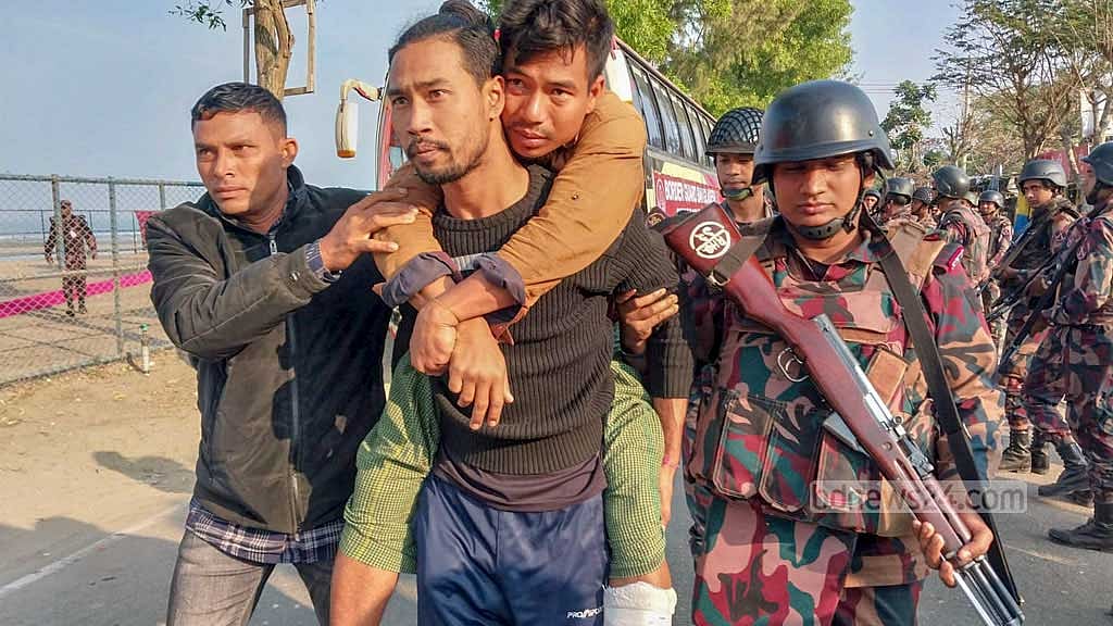 ১৫ ফেব্রুয়ারি ২০২৪: যুদ্ধের মধ্যে পালিয়ে আসা মিয়ানমারের বর্ডার গার্ড পুলিশ (বিজিপি) সদস্যসহ ৩৩০ জনকে কক্সবাজারের ইনানী উপকূলের নৌবাহিনীর জেটি ঘাট এলাকা দিয়ে দেশটির কাছে হস্তান্তর করা হয়। ছবি: শাফাত রহমান