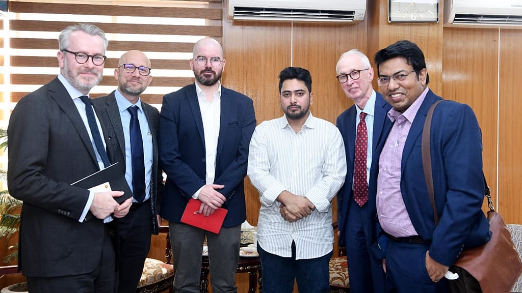 ব্রিটিশ রাজনৈতিক পরামর্শক প্রতিষ্ঠান গ্লোবাল পার্টনার্স গভর্নেন্স-জিপিজির প্রতিনিধি দলের সঙ্গে তথ্য ও সম্প্রচার উপদেষ্টা মো. নাহিদ ইসলাম।