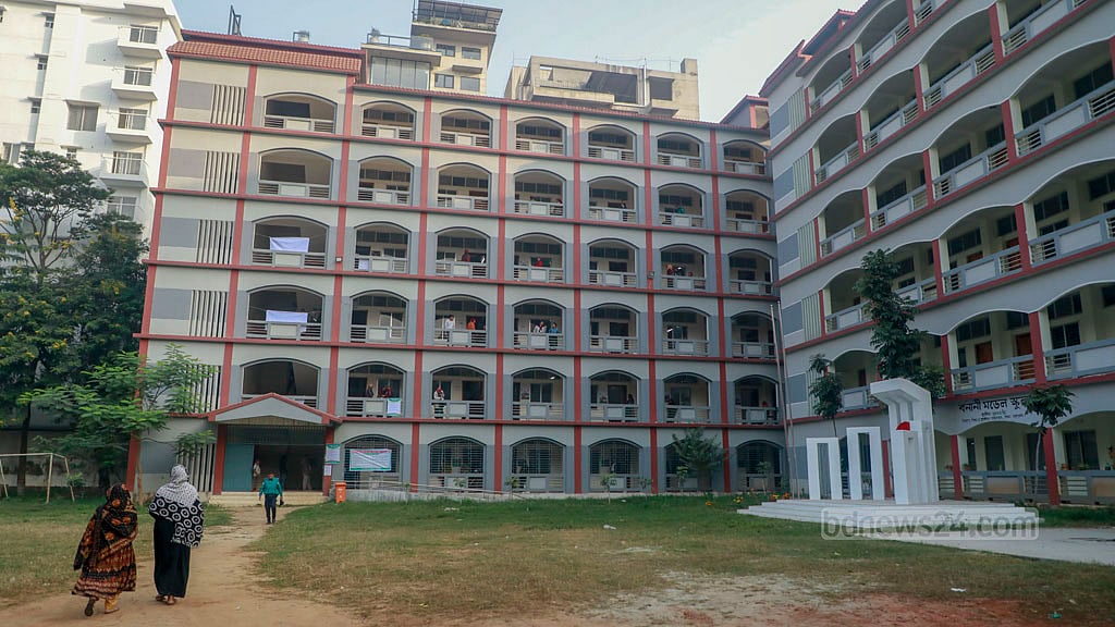 ৭ জানুয়ারি ২০২৪: দ্বাদশ জাতীয় নির্বাচনে ভোটগ্রহণ শুরুর পরপর ঢাকার বনানী মডেল স্কুল কেন্দ্রের দৃশ্য। কোনো কোনো কেন্দ্রে ভোটারদের সরব উপস্থিতি দেখা গেলেও অনেক কেন্দ্রই ছিল ভোটারশূন্য। ছবি: মোস্তাফিজুর রহমান