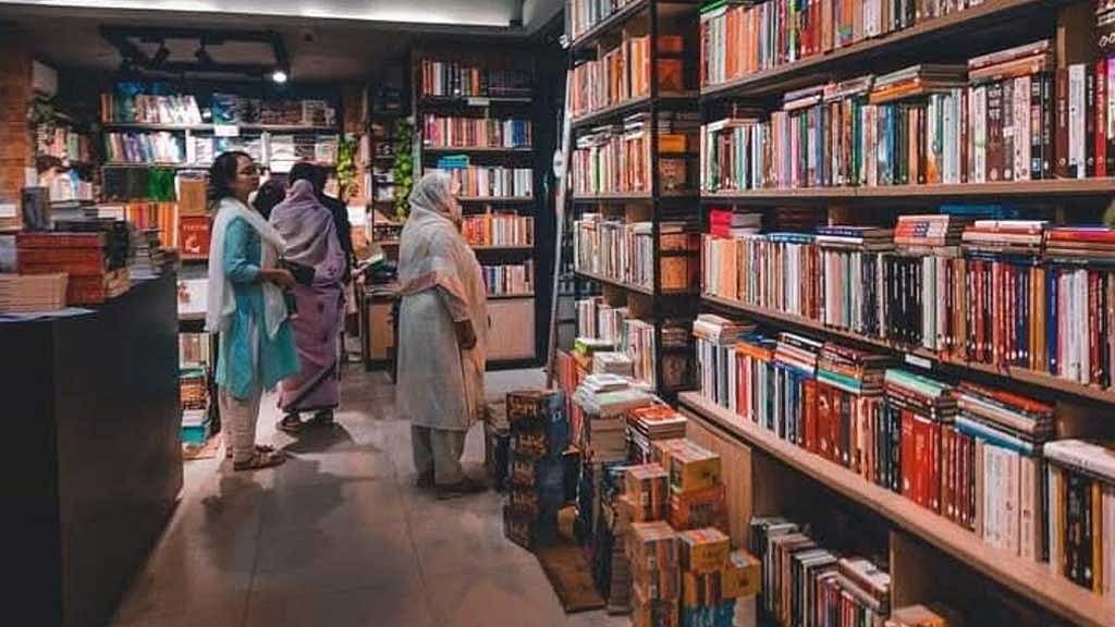 প্রথমার বিক্রয় কেন্দ্র আছে চারটা। এর মধ্যে দুটি হচ্ছে বুক ক্যাফে।