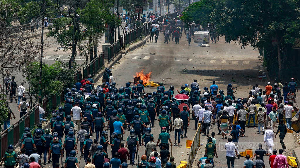 ১৮ জুলাই ২০২৪: রাজধানীর মেরুল বাড্ডায় ব্র্যাক বিশ্ববিদ্যালয়ের শিক্ষার্থীদের সঙ্গে দিনভর পুলিশের সংঘর্ষ হয়। ছবি: মাহমুদ জামান অভি