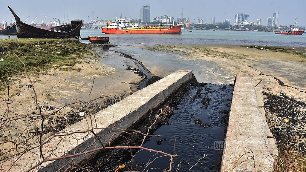 ৫ মার্চ ২০২৪: চট্টগ্রামে এস আলম সুগার রিফাইন্ড ইন্ডাস্ট্রিজের গুদামে আগুন লাগার একদিন বাদেও তা পুরোপুরি নেভাতে পারেনি ফায়ার সার্ভিস। সুগার মিলের ১ নম্বর গুদামে অগ্নিকাণ্ডে পোড়া অপরিশোধিত চিনি কালো তরল হয়ে মিশতে দেখা যায় কর্ণফুলীতে; তাতে দূষিত হয়ে পড়ে নদীর পানি। ছবি: সুমন বাবু