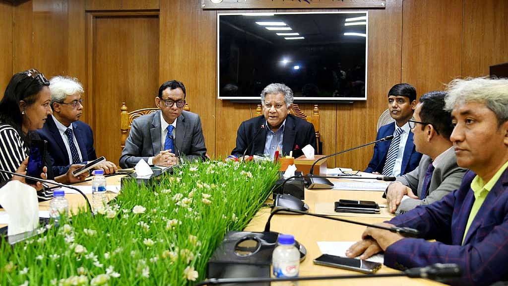 শ্রম মন্ত্রণালয়ে সরকার, কারখানা মালিক ও শ্রমিক প্রতিনিধিদের বৈঠক। ছবি: পিআইডি