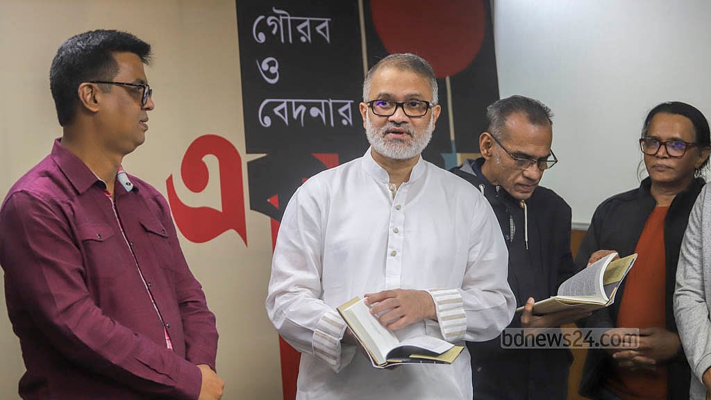 বিডিনিউজ টোয়েন্টিফোর ডটকম কার্যালয়ে মঙ্গলবার লেখক ও গবেষক সালেক খোকনের মুক্তিযুদ্ধবিষয়ক বই ‘গৌরব ও বেদনার একাত্তর’ এর মোড়ক উম্মোচন অনুষ্ঠানে প্রধান সম্পাদক তৌফিক ইমরোজ খালিদী।