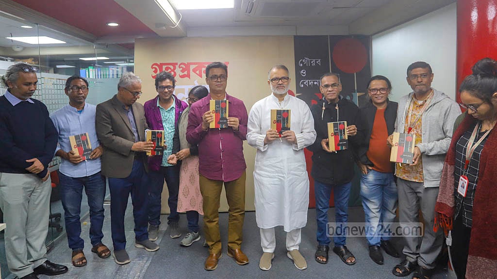 বিডিনিউজ টোয়েন্টিফোর ডটকম কার্যালয়ে মঙ্গলবার লেখক ও গবেষক সালেক খোকনের মুক্তিযুদ্ধবিষয়ক বই ‘গৌরব ও বেদনার একাত্তর’ এর মোড়ক উম্মোচন করেন প্রধান সম্পাদক তৌফিক ইমরোজ খালিদী।