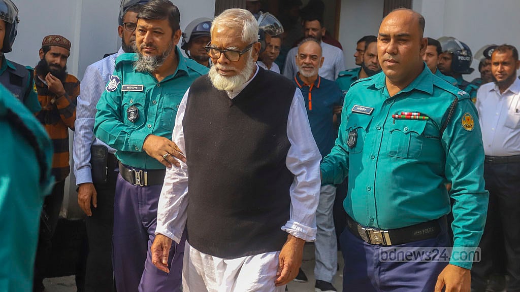 ১৮ নভেম্বর ২০২৪: জুলাই-অগাস্টের গণহত্যা মামলায় ১৪ আসামিকে আন্তর্জাতিক অপরাধ ট্রাইব্যুনালে হাজির করা হয়। তাদের মধ্যে ছিলেন আওয়ামী লীগ সরকারের সাবেক ১০ মন্ত্রী-প্রতিমন্ত্রী, দুই উপদেষ্টা, অবসরপ্রাপ্ত এক বিচারপতি এবং সাবেক এক সচিব। ছবি: আব্দুল্লাহ আল মমীন