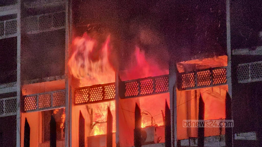 ২৬ ডিসেম্বর: প্রশাসনের প্রাণকেন্দ্র সচিবালয়ের ৭ নম্বর ভবনে গভীর রাতে ভয়াবহ আগুনে পুড়ে যায় সরকারি গুরুত্বপূর্ণ নথিপত্র।