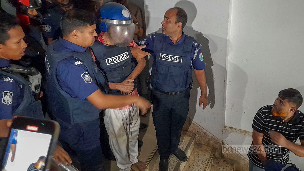 ২৪ অগাস্ট ২০২৪: সুপ্রিম কোর্টের আপিল বিভাগের সাবেক বিচারপতি এ এইচ এম শামসুদ্দিন চৌধুরী মানিককে সিলেটের আদালতে নেওয়া হয়। ভারতে পালানোর সময় আগের দিন তিনি ধরা পড়েন সিলেট সীমান্তে। ছবি: বাপ্পা মৈত্র