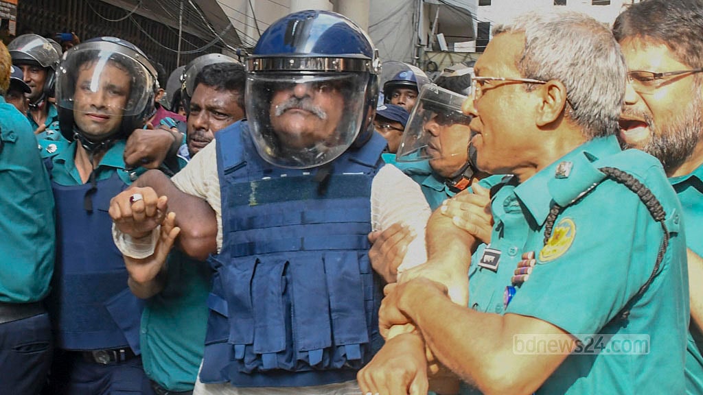 ১৫ অগাস্ট ২০২৪: আওয়ামী লীগ সরকারের ডেপুটি স্পিকার শামসুল হক টুকু ও আইসিটি প্রতিমন্ত্রী জুনাইদ আহমেদ পলককে ঢাকার আদালতে নেওয়া হয়। আগেরদিন তাদের গ্রেপ্তার করা হয় নিকুঞ্জ আবাসিক এলাকা থেকে।