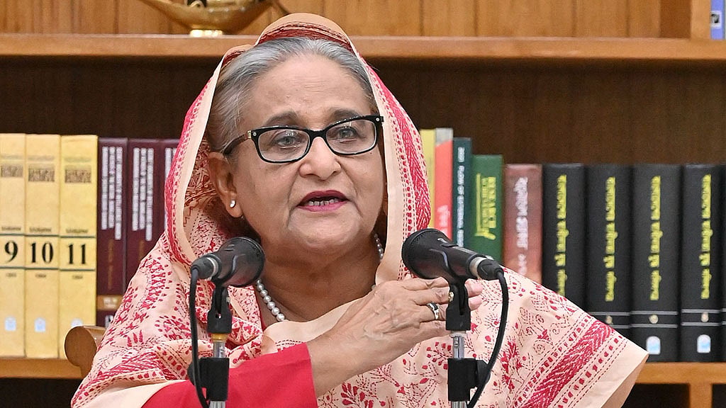 ১৪ জুলাই ২০২৪: চীন সফরের অভিজ্ঞতা জানাতে গণভবনে সংবাদ সম্মেলনে আসেন প্রধানমন্ত্রী শেখ হাসিনা। ‘মুক্তিযোদ্ধাদের নাতি-পুতিরা চাকরি পাবে না, পাবে রাজাকারের নাতি-পুতি?’ এই প্রশ্ন তিনি সেখানে ছুড়লে আন্দোলনের মোড় ঘুরে যায়। ছবি: পিআইডি