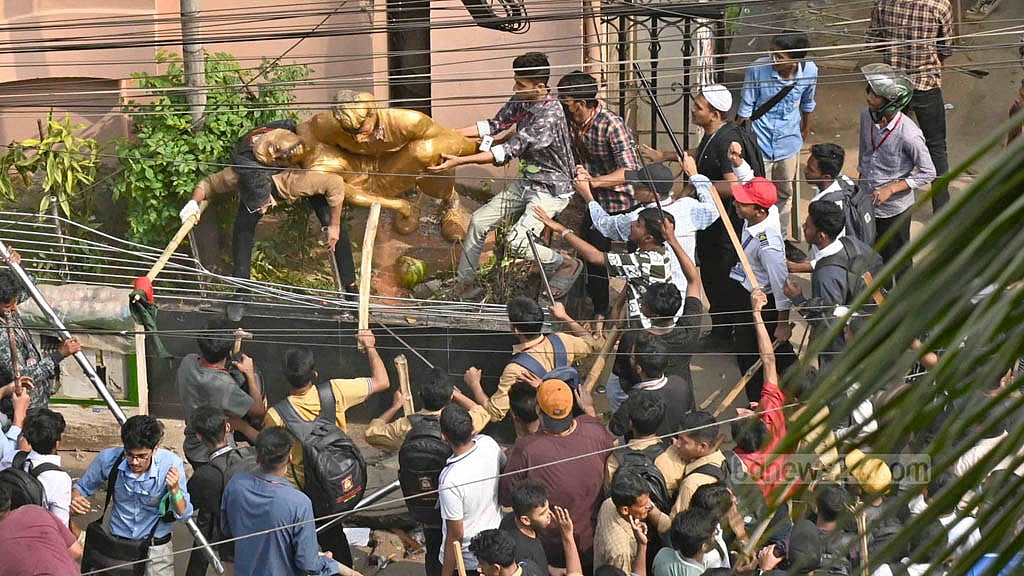 ২৪ নভেম্বর ২০২৪: যাত্রাবাড়ীর ড. মাহবুবুর রহমান মোল্লা কলেজের এক শিক্ষার্থীর মৃত্যুর ঘটনার জেরে সেখানকার শিক্ষার্থীরা ভাঙচুর চালায় ঢাকা ন্যাশনাল মেডিক্যাল ইনস্টিটিউট হাসপাতাল ও সোহ্‌রাওয়ার্দী কলেজে। 