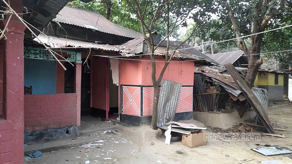 এটিই সেই আকাশ দাসের বাড়ি; যাকে কেন্দ্র করে মংলারগাঁও গ্রামে হামলার ঘটনা ঘটেছে।