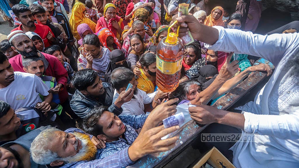 ১৭ ডিসেম্বর ২০২৪: নায্য মূল্যে তেল ও চিনি পেতে কারওয়ান বাজারে এফডিসির সামনে ট্রেডিং করপোরেশন অব বাংলাদেশের (টিসিবি) ট্রাক ঘিরে মানুষের জটলা। নিত্যপণ্যের চড়া দামের এই সময়ে প্রায় প্রতিদিনই বিভিন্ন এলাকায় টিসিবির ট্রাকের কাছে মানুষের লম্বা লাইন দেখা গেছে। ছবি: আব্দুল্লাহ আল মমীন