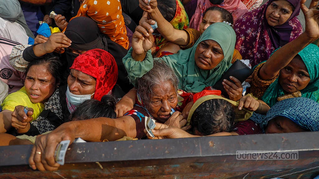 টিসিবির সুলভ মূল্যের পণ্য পেতে নারীদের প্রাণান্ত চেষ্টা