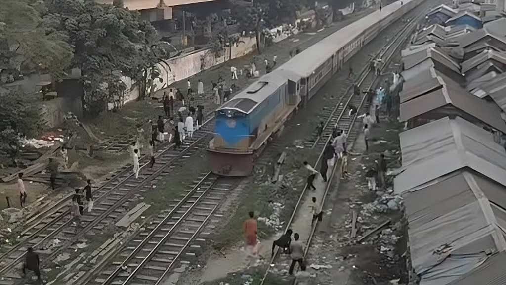 সড়কে দুর্ঘটনায় ‘মৃত্যুর ক্ষোভে’ ঢাকার খিলগাঁও এলাকায় ট্রেনে দল বেধে পাথর হামলা। ফাইল ছবি