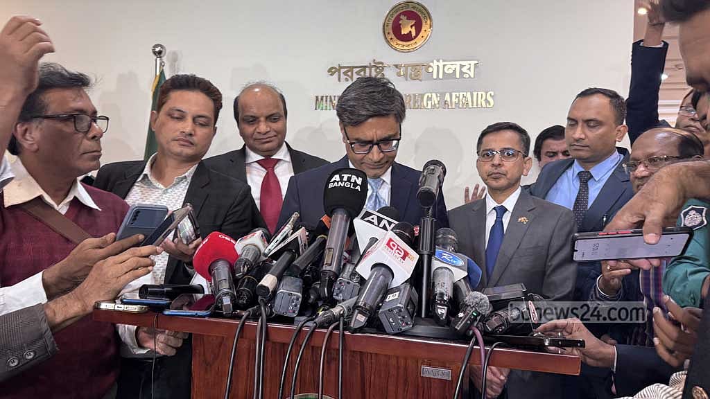 ঢাকায় পররাষ্ট্র মন্ত্রণালয়ে সোমবার পররাষ্ট্র উপদেষ্টা তৌহিদ হোসেনের সঙ্গে বৈঠকের পর ব্রিফিংয়ে ভারতের পররাষ্ট্র সচিব বিক্রম মিশ্রি।