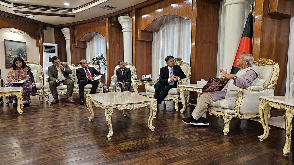 ভারতের পররাষ্ট্র সচিব বিক্রম মিশ্রি সোমবার রাষ্ট্রীয় অতিথি ভবন যমুনায় প্রধান উপদেষ্টা মুহাম্মদ ইউনূসের সঙ্গে সাক্ষাৎ করেন। ছবি: প্রধান উপদেষ্টার কার্যালয়।