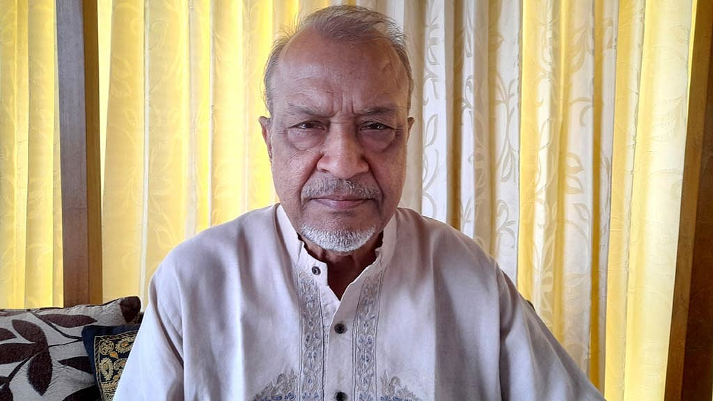 বঙ্গবন্ধুর কবর জিয়ারতের অভিযোগে বিএনপি সরকার বাধ্যতামূলক অবসর দেয় মুক্তিযোদ্ধা মনিরুজ্জামানকে। আওয়ামী লীগের সময়ে আবেদন করেও সাড়া পাননি। সে কষ্ট বুকে নিয়েই বঙ্গবন্ধু সরকারের সঙ্গে কাজ করা এই মুক্তিযোদ্ধার শেষ সময় কাটছে। ছবি: লেখক