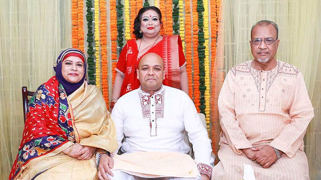 পরিবারের সঙ্গে বীর মুক্তিযোদ্ধা মো.মনিরুজ্জামান চৌধুরী (মনজু)। ছবি: পারিবারিক অ্যালবাম থেকে সংগৃহীত