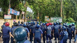 কোটা: কুমিল্লায় শিক্ষার্থীদের সঙ্গে পুলিশের ধাওয়া-পাল্টা ধাওয়া, গুলি