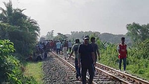 কোটা: গাজীপুরে মহাসড়ক ও রেলপথ অবরোধ, ‘মৈত্রী এক্সপ্রেস’ আটকা