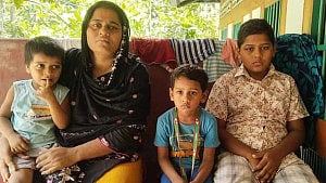 ‘তিন শিশুকে নিয়ে আমি কোথায় দাঁড়াব, এখন কে ওদের দেখবে?’