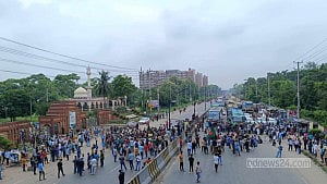 কোটার রায় বহাল: জাবি শিক্ষার্থীদের ৩০ মিনিট ঢাকা-আরিচা মহাসড়ক অবরোধ