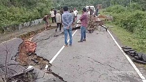 ভারি বর্ষণে খাগড়াছড়িতে সড়ক দেবে যান চলাচল বন্ধ