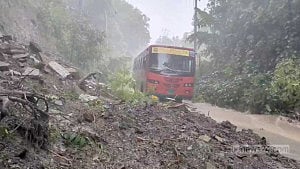 আলুটিলায় সড়কে পাহাড় ধস: ৫ ঘণ্টা পর যান চলাচল স্বাভাবিক