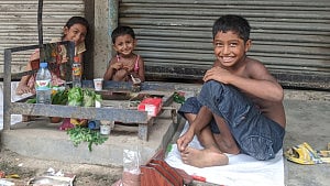 প্রভাব পড়েনি ওদের হাসিতে