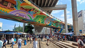মহাখালীতে অবরোধ, সারাদেশের সঙ্গে রেল যোগাযোগ বন্ধ