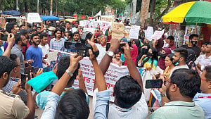 আন্দোলনের ঘটনায় মামলা করে ‘চাঁদাবাজি’, পুলিশই এখন বিরক্ত
