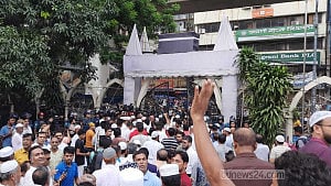 বায়তুল মোকাররমে বিএনপির মিছিলের চেষ্টা, পুলিশের লাঠিপেটা-কাঁদুনে গ্যাস
