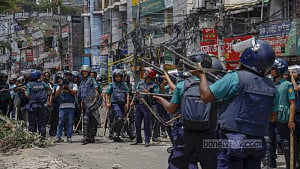 ‘আন্দোলন দমাতে ৩ লাখ ৫ হাজার গুলি ছোড়ে পুলিশ’: ট্রাইব্যুনালে তদন্ত কর্মকর্তা