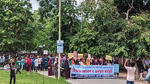 কোটার বিরোধিতা: রাজশাহী বিশ্ববিদ্যালয়ের শিক্ষার্থীদের রেলপথ অবরোধ