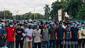 ৯ দফা: রাজশাহী বিশ্ববিদ্যালয়ের সামনে মহাসড়কে শিক্ষার্থীদের বিক্ষোভ