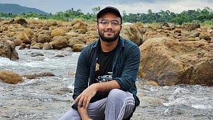 নিস্তব্ধ রুদ্রদের বাড়ি, নির্বাক বাবা-মা