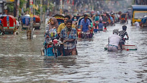 আষাঢ়ে তুমুল বৃষ্টিতে ডুবল ঢাকা